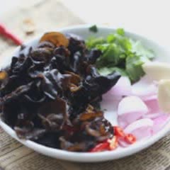 Cách làm salad nấm mèo hành tây