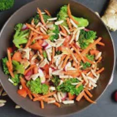 Cách làm Salad rau củ hạnh nhân