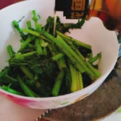 Cách làm Salad Tần Ô Trộn Nước Tương Dầu Mè ăn kiêng