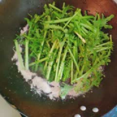 Cách làm Salad Tần Ô Trộn Nước Tương Dầu Mè ăn kiêng
