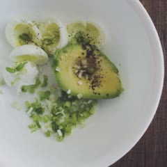 Cách làm salad trứng bơ béo ngậy