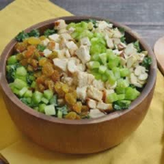 Cách làm salad ức gà rau xanh nho khô