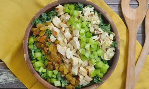 Cách làm salad ức gà rau xanh nho khô