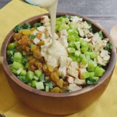 Cách làm salad ức gà rau xanh nho khô