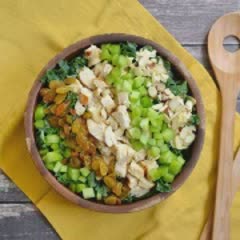 Cách làm salad ức gà rau xanh nho khô