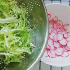 Cách làm salad xà lách frise trộn củ cải đỏ