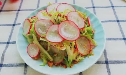 Cách làm salad xà lách frise trộn củ cải đỏ