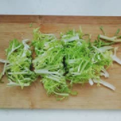 Cách làm salad xà lách frise trộn củ cải đỏ