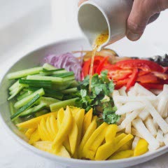 Cách làm Salad xoài rau củ chua ngọt