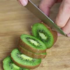 Cách làm sinh tố chuối kiwi cải bó xôi