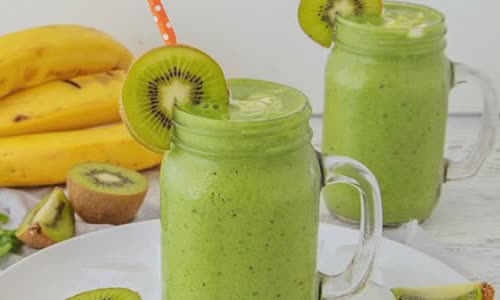 Cách làm sinh tố chuối kiwi cải bó xôi