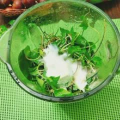 Cách làm sinh tố rau má thơm mát