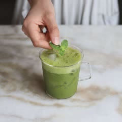 Cách làm sinh tố táo chuối và cải bó xôi