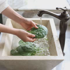Cách làm sinh tố táo chuối và cải bó xôi