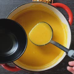 Cách làm súp bí đỏ khoai tây cho bé yêu