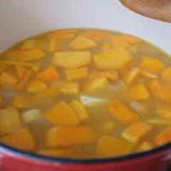 Cách làm súp bí đỏ khoai tây cho bé yêu