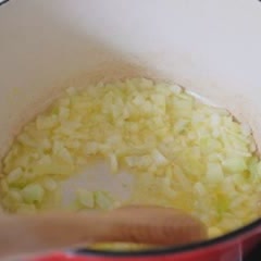 Cách làm súp bí đỏ khoai tây cho bé yêu
