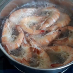 Cách làm Tôm luộc trái dừa