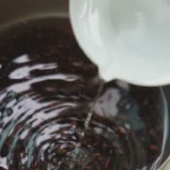 Cách làm Sữa Chua Nếp Cẩm cùng lá dứa cực thơm ngon