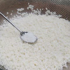 Cách nấu Xôi Lá Nếp thơm lừng với lớp dừa nạo, mè rang