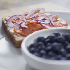 Cách làm bánh mì sandwich cá hồi xông khói