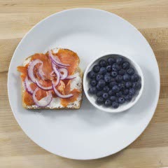 Cách làm bánh mì sandwich cá hồi xông khói