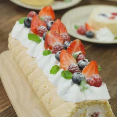 Cách làm Bánh bông lan cuộn trái cây charlotte