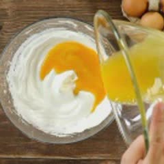 Cách làm Bánh bông lan cuộn trái cây charlotte