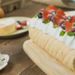 Cách làm Bánh bông lan cuộn trái cây charlotte