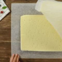 Cách làm Bánh bông lan cuộn trái cây charlotte