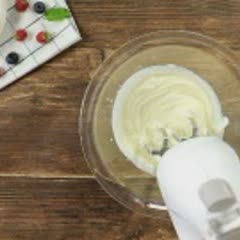 Cách làm Bánh bông lan cuộn trái cây charlotte