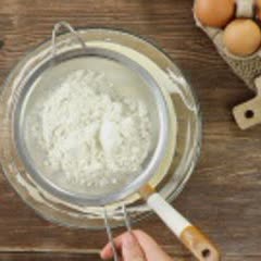 Cách làm Bánh bông lan cuộn trái cây charlotte