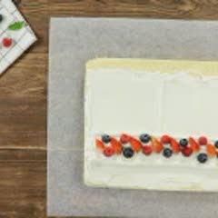 Cách làm Bánh bông lan cuộn trái cây charlotte