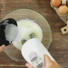 Cách làm Bánh bông lan cuộn trái cây charlotte