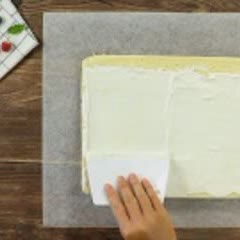 Cách làm Bánh bông lan cuộn trái cây charlotte
