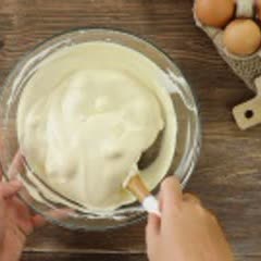 Cách làm Bánh bông lan cuộn trái cây charlotte