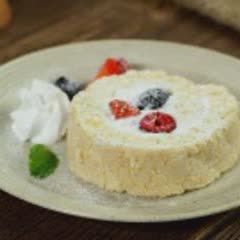 Cách làm Bánh bông lan cuộn trái cây charlotte