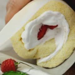 Cách làm Bánh bông lan cuộn trái cây charlotte