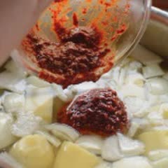 Cách làm canh cá ngừ hầm khoai tây cay