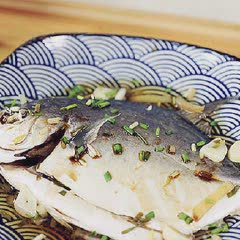 Cách làm Cá chim trắng hấp muối hành