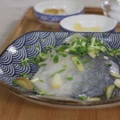 Cách làm Cá chim trắng hấp muối hành