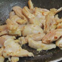 Cách làm thịt gà xào măng tươi
