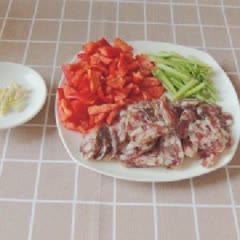 Cách làm Xúc Xích Chiên Xào Ớt Chuông đơn giản tại nhà