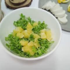 Cách làm salad đậu hũ non trộn cam và rau mầm