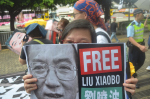 為劉曉波上街　「因為我們是一個人」