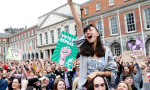 17萬人跨海墮胎後，愛爾蘭公投廢除施行35年的「墮胎禁令」