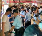 解放軍換上港警服? 范雲分享地鐵搜身圖 網友直呼太可怕…...