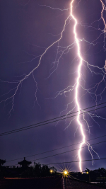 大雨特報發不完！落雷頻閃現別靠近