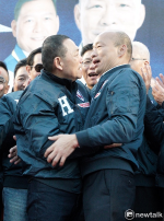 藍新北大造勢吸6萬人 禿子漢子終合體、 朱送大擁抱