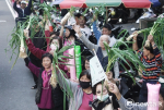 現場直擊》蔡英文彰化掃街 支持者高舉「菜頭」、「蒜」熱情支持